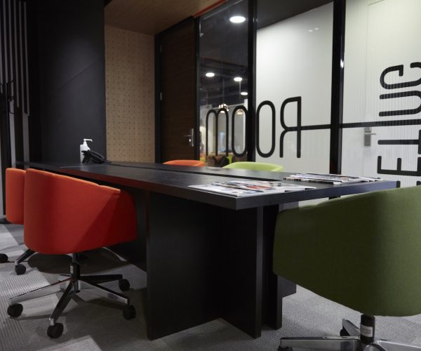 Plaza Cubes Via Flat Meeting Room