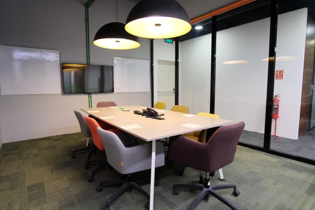 Plaza Cubes Via Flat Meeting Room